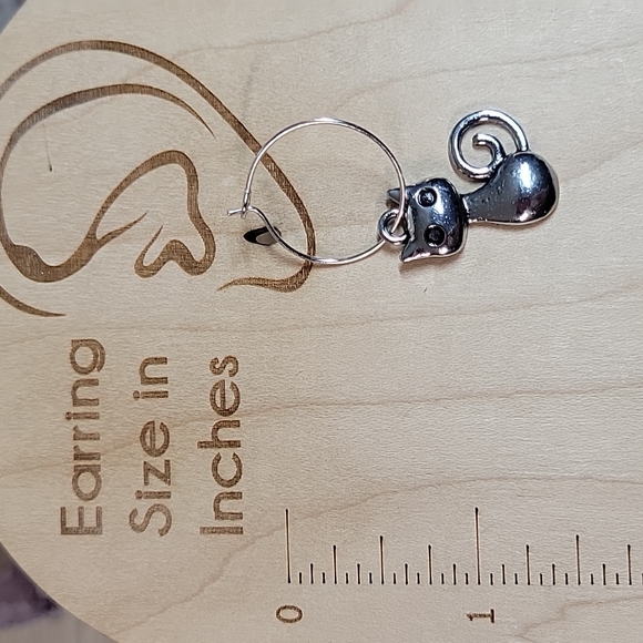 🔥LAST PAIR🔥 MCM Style Cat Hoop Drop Earrings - Picture 3 of 4